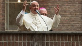 Le pape François, dimanche, à Turin, face à des milliers de fidèles.