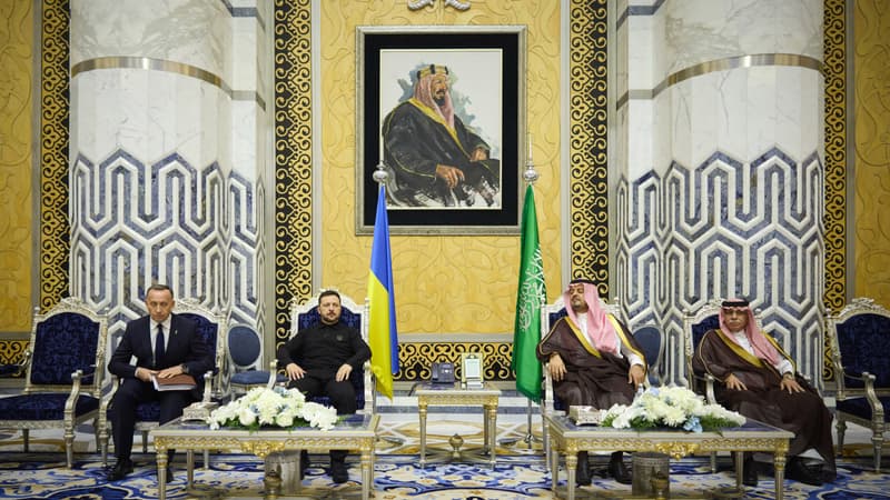 Le président ukrainien Volodymyr Zelensky rencontre le vice-gouverneur de la région de La Mecque, le prince Saoud bin Mishal bin Abdulaziz, dans le cadre de discussions entre des responsables ukrainiens et des représentants saoudiens et américains à Djeddah, le 10 mars 2025.