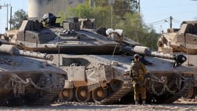 Un militaire et des tanks de l'armée israélienne déployée aux abords de la frontière avec Gaza, le 29 mai 2025.