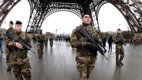 Des militaires sous la Tour Eiffel, le 8 janvier. 10.000 militaires vont être déployés sur les lieux sensibles, en France.