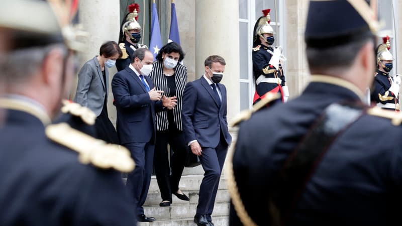 Le président égyptien Abdel Fattah al-Sissi raccompagné par Emmanuel Macron sur le parvis de l'Élysée, lundi 17 mai 2021