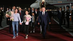 Vladimir Poutine accueille les détenus russes libérés dans le cadre d'un échange avec les États-Unis, à l'aéroport Vnukovo de Moscou en Russie, le 1er août 2024