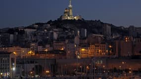 Vue de Marseille. Un des trois textes distincts qui traiteront de la décentralisation sera consacré à la cité phocéenne, Paris, Lyon mais aussi aux grandes métropoles et villes de province. /Photo prise le 5 janvier 2013/REUTERS/Jean-Paul Pélissier