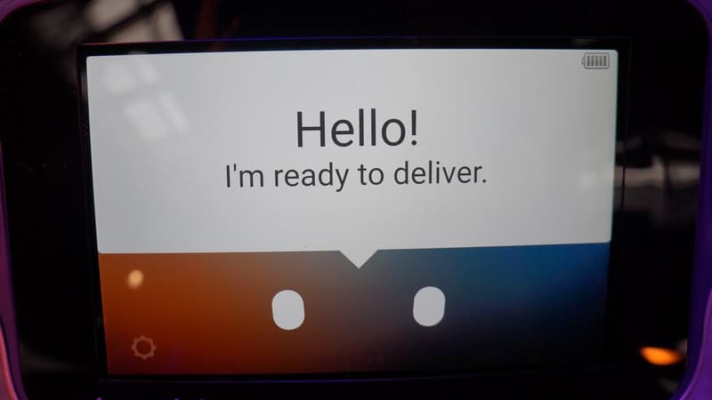 Le robot Relay prêt à livrer une commande. Le robot Relay prêt à livrer une commande.