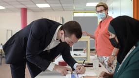 Débat enflammé à l'Assemblée sur les assesseures voilées dans les bureaux de vote