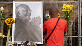 Le portrait de Desmond Tutu a été accroché sur la façade de la cathédrale Saint-Georges au Cap, en Afrique du Sud. 