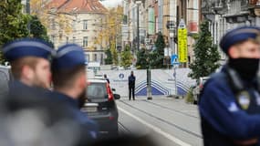 Des policiers déployés dans le quartier de Schaerbeek où une attaque a coûté la vie à deux Suédois, le 17 octobre 2023 à Bruxelles