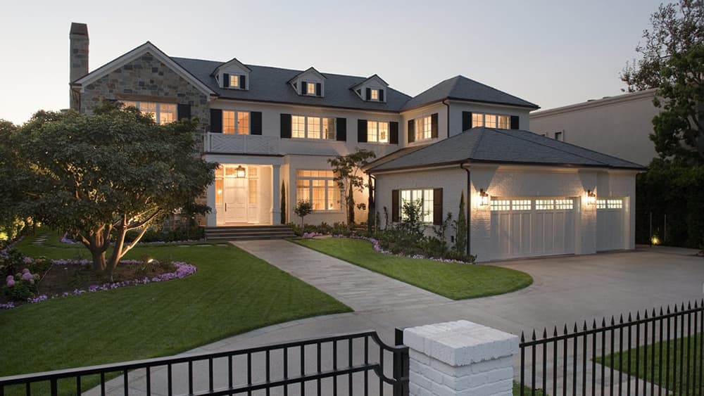 Le basketteur américain LeBron James a acquis une villa à Los Angeles pour 20 millions de dollars. Le basketteur américain LeBron James a acquis une villa à Los Angeles pour 20 millions de dollars.