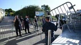 Des policiers devant l'entrée du centre de vacances où les migrants du navire Ocean Viking seront hébergés, le 11 novembre 2022 sur la presqu'île de Giens, à Hyères