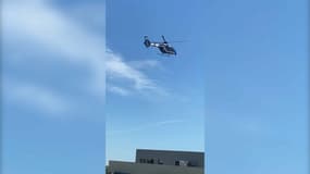 Un hélicoptère de la gendarmerie survole la commune de la Chapelle-sur-Erdre après qu'une policière municipale a été agressée à coups de couteau, vendredi 28 mai 2021