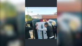 Une voiture de police municipale s'est renversée à Marseille, des passants ont aidé à la remettre à l'endroit