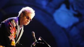 Elton John en concert à Naples lors du Festival Piedigrotta en septembre 2009. La Commission européenne demande que l'Italie rembourse une somme de 720.000 euros qui a permis aux autorités napolitaines de financer ce concert du chanteur britannique sur de