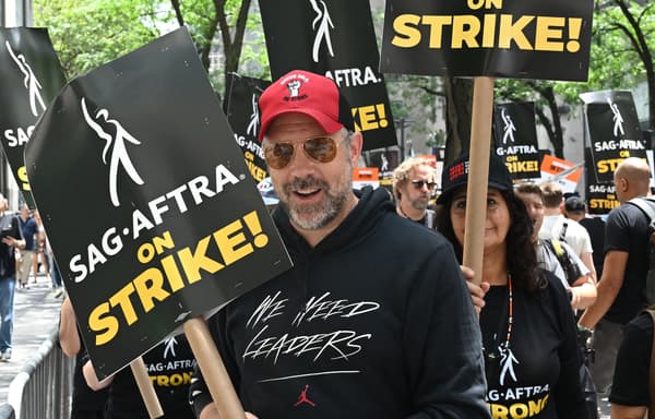 L'acteur Jason Sudeikis rejoint le piquet de grève devant NBC Universal à New York, le 14 juillet 2023.