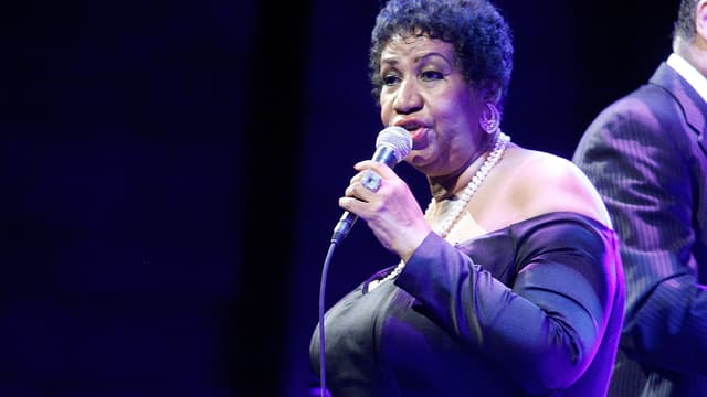 Aretha Franklin sur scène.