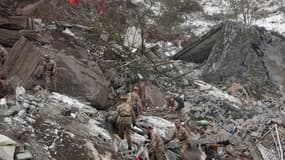 Des secouristes tentent de trouver des survivants à Zhaotong, en Chine, après un glissement de terrain, le 22 janvier 2023