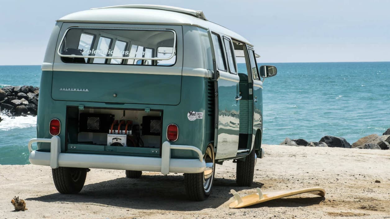 Le moteur se niche à l'arrière, comme sur l'ancien Combi. Les batteries sont elles disséminées un peu partout dans l'habitacle, par exemple sous les banquettes. Le moteur se niche à l'arrière, comme sur l'ancien Combi. Les batteries sont elles disséminées un peu partout dans l'habitacle, par exemple sous les banquettes.