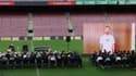 Lionel Messi, parle sur un écran géant lors d'une cérémonie d'adieu au milieu de terrain espagnol du FC Barcelone, Sergio Busquets, au stade Camp Nou de Barcelone, le 31 mai 2023.