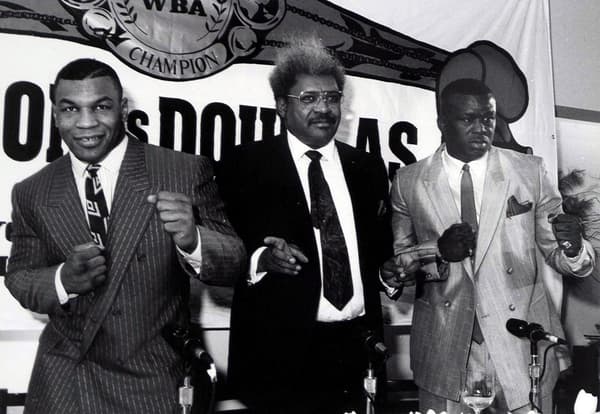 Mike Tyson, Don King et James "Buster" Douglas (de gauche à droite) avant le combat