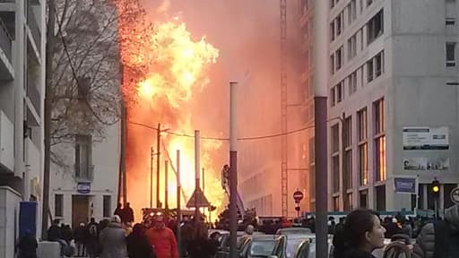 Un incendie s'est déclaré mardi vers midi dans le quartier de la Joliette, à Marseille.