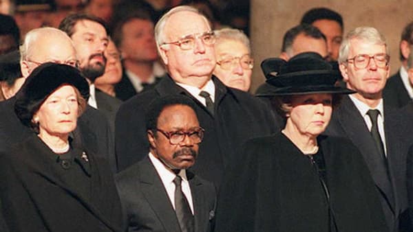 Helmut Kohl au second rang. Helmut Kohl au second rang.