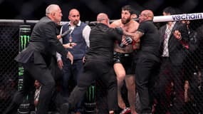 Magomed Ankalaev lors de son combat contre Johnny Walker à l'UFC 294