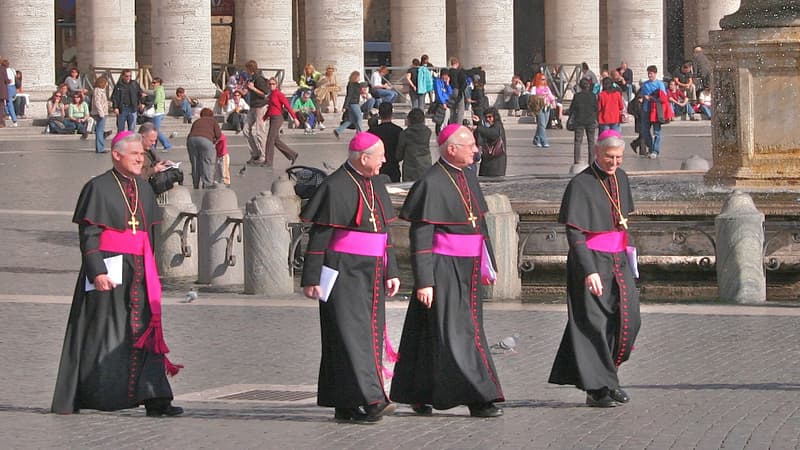 Un groupe de cardinaux sur la place Saint-Pierre de Rome.