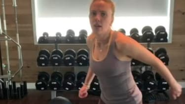 Scarlettt Johansson dans la vidéo de Zoë Bell #bossbitchchallenge.