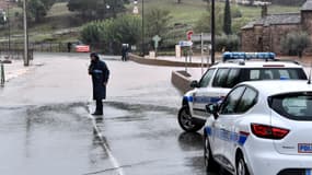 Un policier municipal se tient près du fleuve Argens qui est sorti de son lit, à Roquebrune-sur-Argens le 1er novembre 2018.
