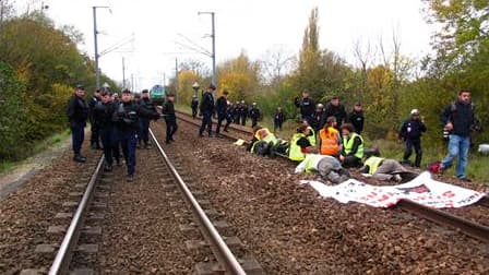 L'itinéraire du convoi ferroviaire transportant des déchets radioactifs de la France vers l'Allemagne a été modifié dans la nuit de vendredi à samedi face à la mobilisation des antinucléaires, selon le réseau Sortir du nucléaire. /Photo prise le 5 novembr