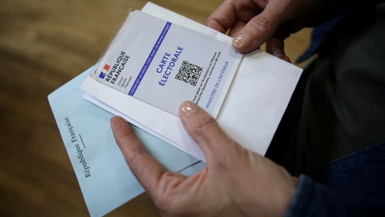Une électrice attend pour déposer son bulletin de vote lors du 1er tour des législatives, le 30 juin 2024.