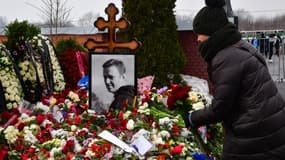 Des gens rendent hommage à Alexeï Navalny