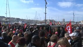 Les manifestants sont venus en nombre sur le Vieux-Port pour la manifestation.