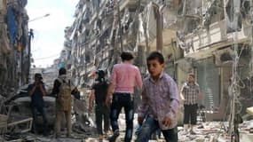 Un enfant victime des bombardements à Alep en Syrie