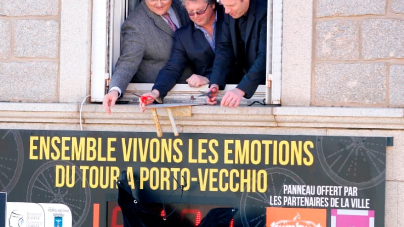 Paul Giacobbi (président du conseil exécutif corse) , Georges Mela (maire de Porto-Vecchio) et Christian Prudhomme (directeur du Tour), dévoilant le compte à rebours