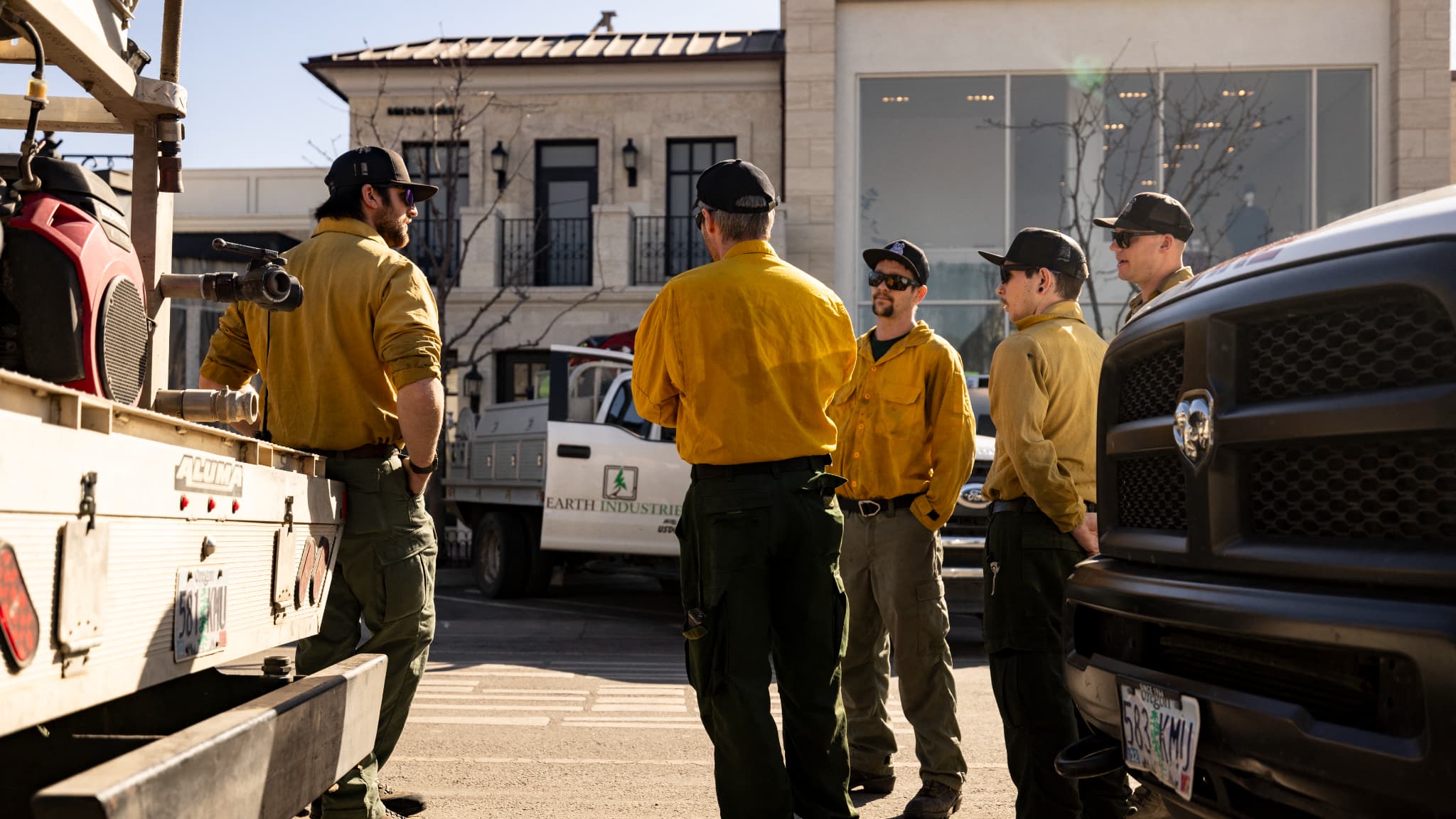 Des pompiers privés protègent les propriétés du milliardaire américain Rick Caruso à Los Angeles, le 15 janvier 2025