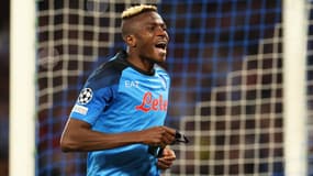 Victor Osimhen célèbre un but avec Naples en Ligue des champions