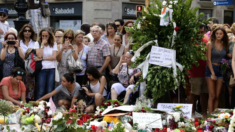 Des personnes rendent hommage aux victimes des attentats en Espagne, le 20 août 2017 sur le boulevard de Las Ramblas à Barcelone