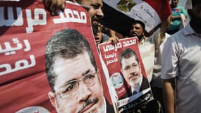 Des manifestants brandissent des portraits de Mohamed Morsi, mardi 2 juillet, au Caire.