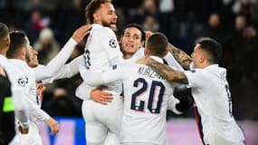 Neymar fête Edinson Cavani après son penalty face à Galatasaray
