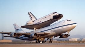 Un Boeing 747 transportant la navette spatiale américaine