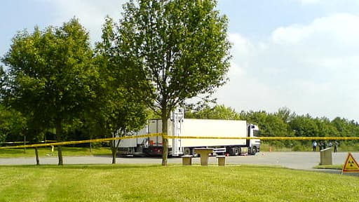 Les dents et le matelas ensanglanté ont été retrouvés sur une aire d'autoroute (illustration).