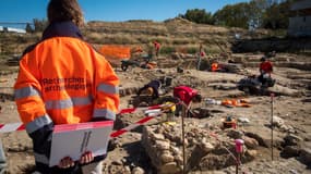 Des archéologues de l'Inrap sur un site de fouilles, près de Narbonne, en octobre 2019 (PHOTO D'ILLUSTRATION)