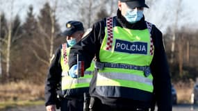 La police contrôle les véhicules à la sortie de la région de Zagreb à Lekenik le 23 décembre 2020. Photo d'illustration