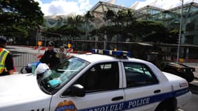 La police d'Honolulu surveille les fermetures de routes autour du Convention Center à Honolulu, Hawaï, le 10 novembre 2011 
