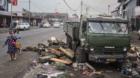 Des habitants passant devant un camion militaire criblé de balles à Goma le 31 janvier 2025. 