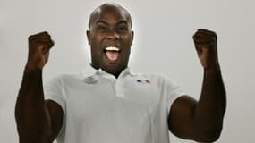 Teddy Riner pose avant une rencontre avec les judokas français qualifiés pour les JO de Tokyo, à Paris, le 22 juin 2021