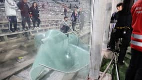 Des dégradations au stade Monumental de Colo-Colo après des incidents meutriers lors d'un match de Copa Libertadores, à Santiago de Chili le 10 avril 2025