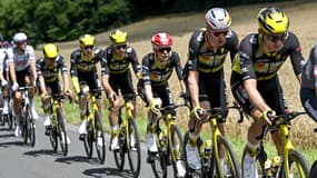 Les coureurs de la Visma-Lease a bike sur le Tour le 8 juillet 2025