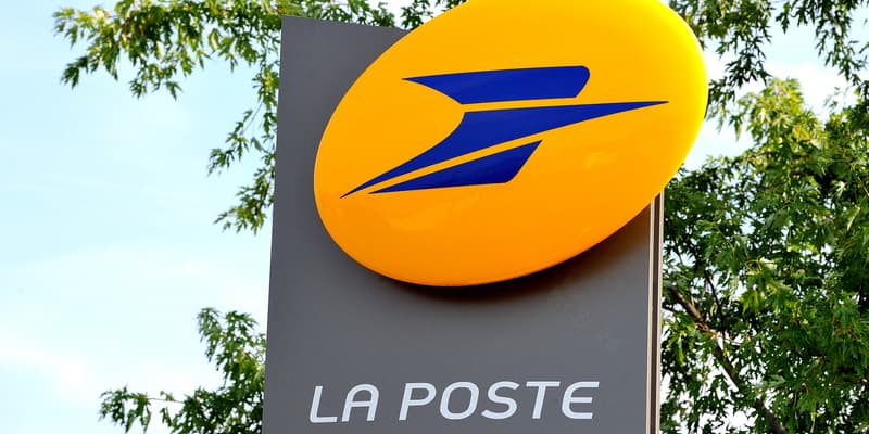 Le logo de La Poste, à Hazebrouck (Nord), le 29 août 2013 (photo d'illustration).