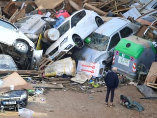 Des voitures emportées par les inondations à Sedavi, au sud de Valence, le 30 octobre 2024